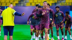 Pemain Al-Nassr, Cristiano Ronaldo, berlari saat sesi latihan jelang menghadapi Al-Adalah pada laga Liga Arab Saudi. Al-Nassr menjalani laga pekan kedua Liga Arab Saudi dengan bertandang ke markas Al-Adalah. (Twitter Al-Nassr )