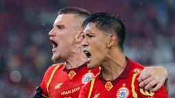 Pemain Persija Jakarta, Eksel Runtukahu (kanan), bersama Fabio Calonego merayakan gol ke gawang Persebaya Surabaya pada laga pekan ke-27 BRI Super League di Stadion Utama Gelora Bung Karno, Jakarta, Sabtu (11/4/2026). (Bola.com/Bagaskara Lazuardi)