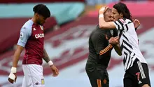 Pelatih Manchester United, Ole Gunnar Solskjaer memberikan selamat kepada Edinson Cavani yang berhasil mecetak gol ke gawang Aston Villa dalam pertadingan lanjutan Liga Inggris 2020/2021. (Foto: AFP/Pool/Shaun Botterill)