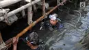Petugas Sudin Sumber Daya Air Jakarta Utara mengatasi tanggul jebol di kawasan Luar Batang, Penjaringan, Rabu (8/11). Lokasi jebolnya tanggul penahan air laut rob itu berada di permukiman penduduk RT03 RW03 Luar Batang. (Liputan6.com/Faizal Fanani)