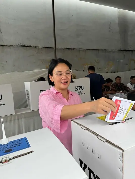 Dian Nitami mengenakan kemeja pink lengan 3/4 sesuai dengan Hari Valentine yang tepat pada pemungutan suara.  [@bu_deedee]