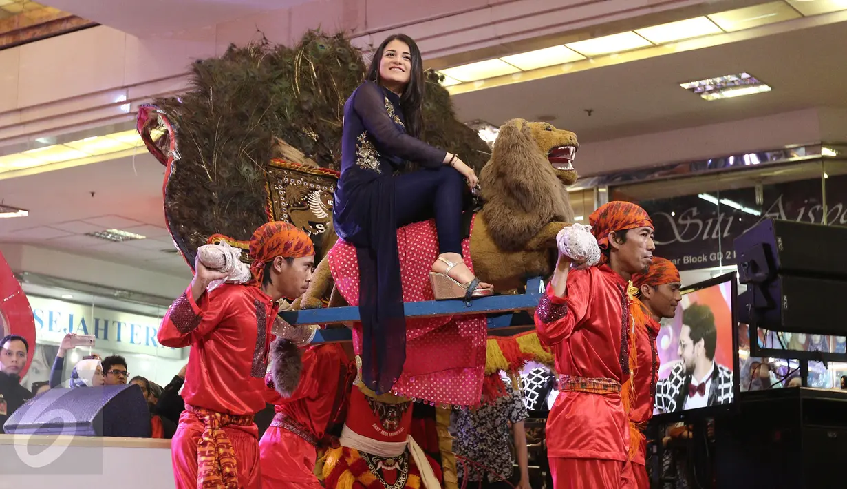 Radhika Madan diarak saat tiba di acara Meet and Greet Ranveer & Ishani di Metropolis Town Square, Tangerang, Banten, Minggu (5/3). (Liputan6.com/Herman Zakharia)