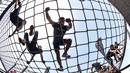 Peserta lomba melewati jaring saat mengikuti "Legion Run" di Roma, Italia, Sabtu (13/4). Peserta harus melewati rintangan seperti dari lumpur, es dan kawat berduri dengan jarak tempuh 5 kilometer. (AFP PHOTO / Andreas SOLARO)