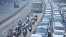 Puluhan pengendara motor melanggar masuk ke jalur bus transjakarta di kawasan Mampang Prapatan, Jakarta, Kamis (29/10). Lemahnya penegakan hukum menyebabkan banyaknya kendaraan pribadi yang menyerobot jalur bus Transjakarta. (Liputan6.com/Gempur M Surya)