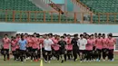 Pemain Timnas Indonesia U-19 saat menggelar sesi latihan di Stadion Wibawa Mukti, Cikarang, Senin (13/1/2020). Sebanyak 51 pemain mengikuti seleksi untuk memperkuat skuat utama Timnas Indonesia U-19. (Bola.com/M Iqbal Ichsan)