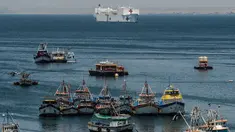 Pemandangan kapal rumah sakit Angkatan Laut AS USNS Comfort (belakang) yang berlabuh di pelabuhan Paita, wilayah Piura, Peru, 5 November 2018. Lebih dari 5.000 orang, termasuk imigran Venezuela dirawat oleh personel AS. (ERNESTO BENAVIDES / AFP)