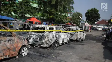 Garis polisi terpasang pada sejumlah kendaraan yang terbakar di sekitar asrama Brimob Jalan KS Tubun, Petamburan, Jakarta Barat, Rabu (22/5/2019). Diketahui kerusuhan terjadi di lokasi tersebut, buntut demo depan gedung Bawaslu yang berujung ricuh. (Liputan6.com/Faizal Fanani)