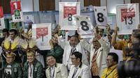 Pendukung peserta partai politik PKB, PKS, dan Hanura menunjukkan nomor parpol sambil yel-yel usai pengambilan nomor urut peserta pemilu 2019 di KPU, Jakarta, Minggu (18/2). (Liputan6.com/Faizal Fanani)