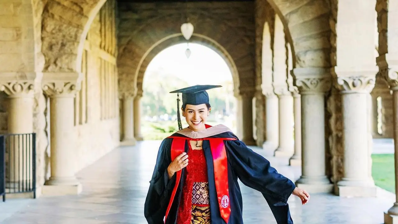 8 Momen Maudy Ayunda Lulus S2 dari Stanford University, Menawan Pakai Kebaya