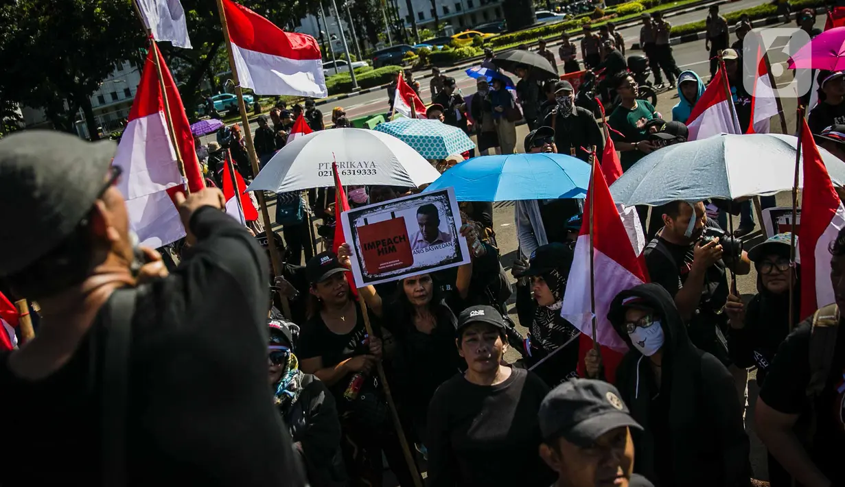 Massa yang menamakan diri Suara Rakyat Bersatu menggelar unjuk rasa di depan Balai Kota DKI Jakarta, Selasa (14/1/2020). Mereka menuntut Gubernur DKI, Anies Baswedan turun dari jabatannya, karena dinilai gagal dalam mengatasi banjir Jakarta di awal 2020. (Liputan6.com/Faizal Fanani)