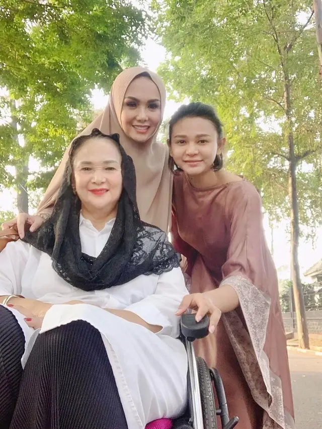 7 Inspirasi Gaya Hijab Yuni Shara, Simple Banget