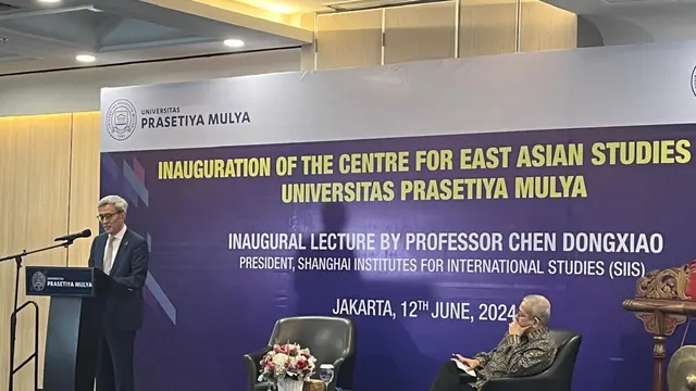 Direktur Eksekutif CEAS/PSAT Rizal Sukma dan Presiden Shanghai Institute for International Studies (SIIS) Professor Chen Dongxiao.
