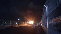 Satu mobil hias terbakar saat mengikuti parade Jakarnaval 2022. (Liputan6.com/Delvira Hutabarat)