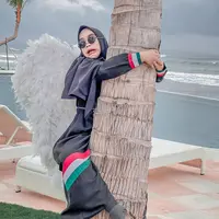 Mengenang momen bersama mendiang ayah, Ricis menceritakan hadiah terakhir yang ia berikan kepada ayahnya. Berupa jam tangan couple dengan sang ibu yang kini terus menjadi kenangan. (Instagram/riaricis1795)