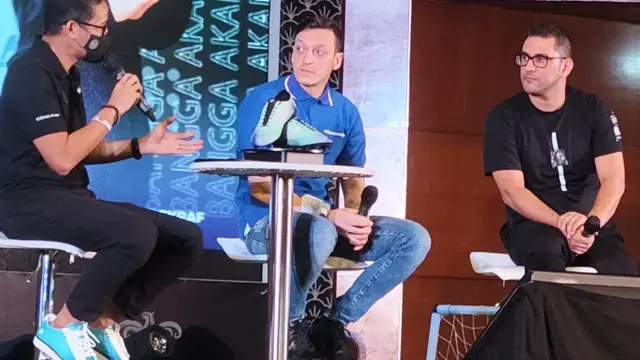 Mesut Ozil bersama Sandiaga Uno
