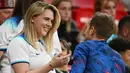 Istri Harry Kane, Katie Goodland, hadir langsung memberikan dukungan saat Timnas Inggris berhadapan dengan Wales pada laga Piala Dunia di Stadion Ahmad Bin Ali, Selasa (29/11/2022). (AFP/Paul Ellis)