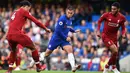 Gelandang Chelsea, Eden Hazard, berusaha melewati bek Liverpool, Virgil Van Dijk, pada laga Premier League di Stadion Stamford Bridge, London, Sabtu (29/9/2018). Kedua klub bermain imbang 1-1. (AFP/Glyn Kirk)