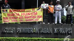 Massa yang menamakan diri Gerakan Gantung Koruptor (GAGAK) membentangkan spanduk yang menuntut KPK membongkar mafia hukum, Gedung KPK, Jakarta, Rabu (17/12/2014). (Liputan6.com/Miftahul Hayat)