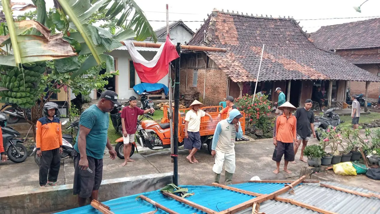 Rumah warga Kudus rusak diterjang angin puting beliung