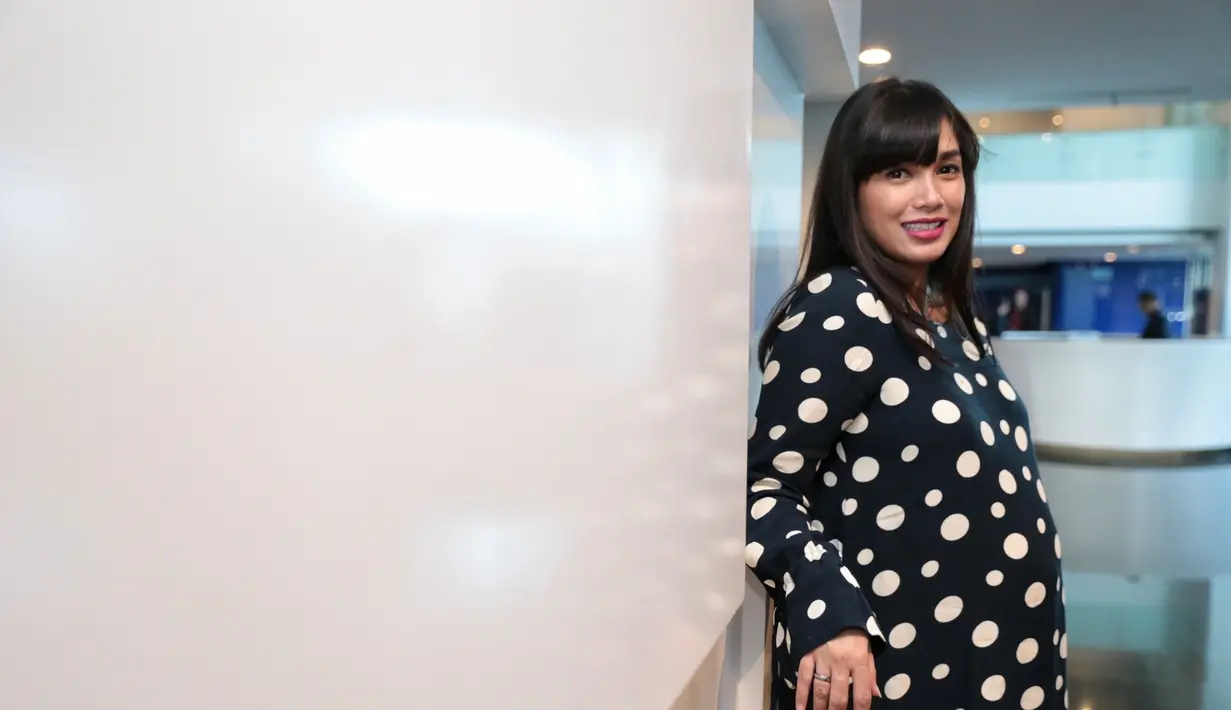 Salah satu kenangan yang tak terlupakan bagi pasangan Andhika dan Ussy adalah saat sedang membangun rumah. Ussy mengingat betul saat kehabisan uang untuk rumah yang sekarang ini ditempati. (Adrian Putra/Bintang.com)