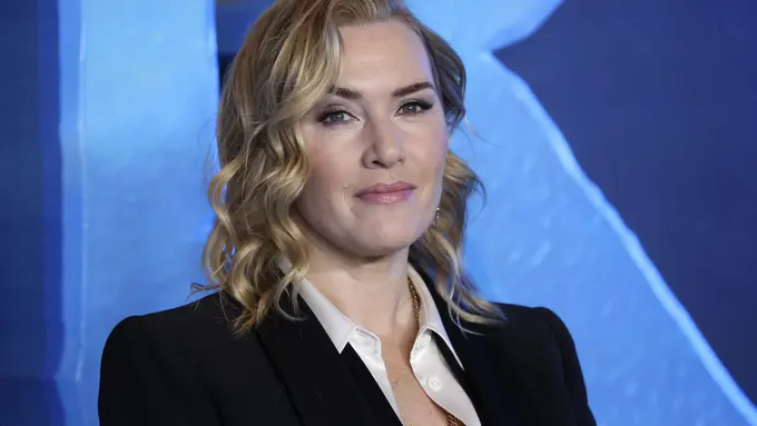 Gaya Kate Winslet Kenakan Blazer Hitam di Acara Film Avatar