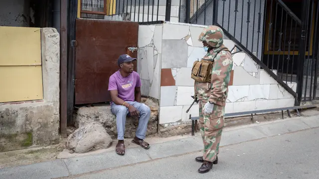 FOTO: Afrika Selatan Lockdown, Polisi dan Tentara Patroli di Jalanan