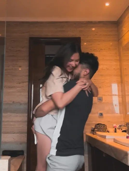 "Itu ketahuan setelah beberapa minggu nah lewat dari situ aku mual-mual banget makanya nggak bisa megang hp, nggak keluar rumah sama sekali, muntah-muntah dan lemes bawaannya pengen tidur aja," lanjutnya. [Instagram/jscmila]