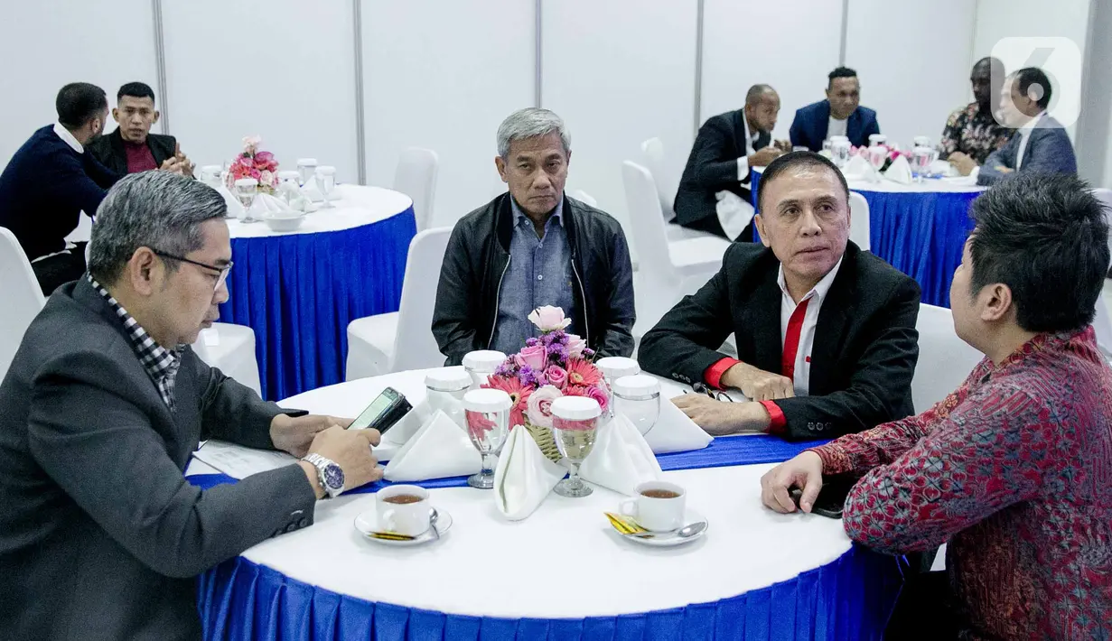Ketua PSSI, M Iriawan bersama para pesepakbola saat menghadiri gelaran Indonesian Soccer Award 2019 di Studio 6 Indosiar, Jakarta, Jumat (10/1/2020). (Liputan6.com/Faizal Fanani)