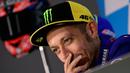 Pebalap Movistar Yamaha, Valentino Rossi, menghadiri jumpa pers jelang GP Aragon di Alcaniz, Aragon, Kamis (21/9/2017). Rossi dinyatakan lolos tes medis untuk mengikuti balapan MotoGP Aragon. (AFP/Javier Soriano)
