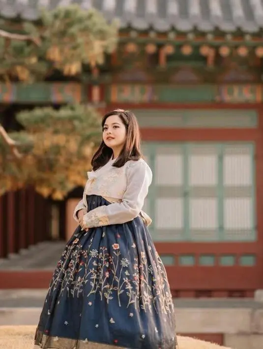 Rambut dibiarkan terurai, Tasya Kamila memilih menggunakan hanbok dengan detail bordir motif bunga pada roknya. [Foto: IG/@tasyakamila].