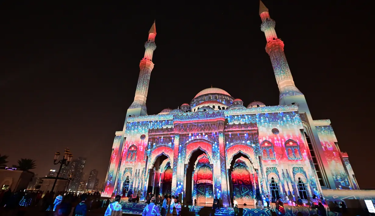 Lampu warna-warni menerangi Masjid Al-Noor selama Festival Cahaya Sharjah di Uni Emirat Arab pada 7 Februari 2020. Festival yang diselenggarakan setiap tahundan sudah memasuki tahun kesepuluh ini sukses memikat wisatawan lokal maupun asing. (Photo by GIUSEPPE CACACE / AFP)