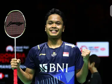 Pebulutangkis tunggal putra Indonesia, Anthony Sinisuka Ginting mengepalkan tangan usai mengandaskan Li Shi Feng (China) pada Semifinal Indonesia Open 2023 di Istora Gelora Bung Karno Jakarta, Sabtu (17/6/2023). (Liputan6.com/Herman Zakharia)