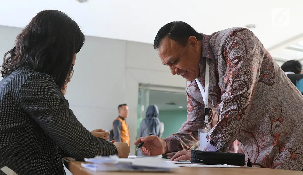 Kapolda Sumsel Irjen POL Firli Bahuri saat mengisi daftar hadir saat mengikuti tes psikologi di Pusdiklat Kemensetneg, Jakarta, Minggu (28/7/2019). Dalam tes psikologi ini diikuti oleh 104 peserta setelah melalui proses seleksi pada tes administrasi. (Liputan6.com/Herman Zakharia)