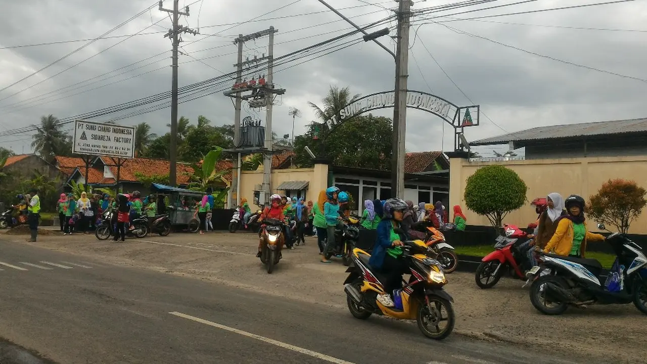 Ilustrasi - Buruh pulang dari perusahaan tempat ia bekerja di Cilacap, Jawa Tengah. (Foto: Liputan6.com/Muhamad Ridlo)
