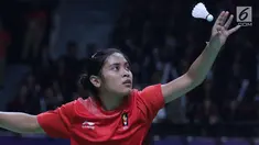 Tunggal putri Indonesia, Gregoria Mariska Tunjung melakukan serve saat melawan Akana Yamaguchi dari Jepang di semifinal Bulutangkis Beregu Putri Asian Games 2018, Jakarta, Selasa (21/8).Gregoria menang 21-16, 9-21, 21-18. (Liputan6.com/Helmi Fithriansyah)