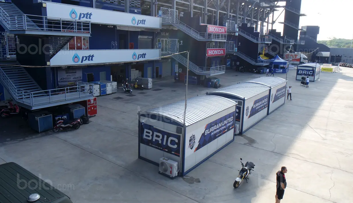 Suasana sirkuit jelang balapan Asia Road Racing Championship 2017 di Buriram United International Circuit, Thailand, (1/12/2017). Seri terakhir ARRC 2017 dimulai dari 2-3 Desember 2017. (Bola.com/Muhammad Wirawan Kusuma)