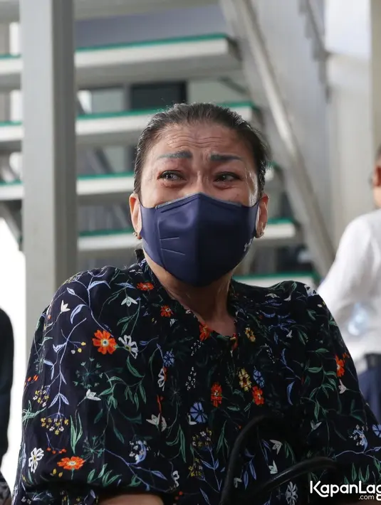 Meski menganakan masker, tapi kesedihan ibunda Inge begitu terlihat. Rumah tangga putrinya yang sudah berjalan 16 tahun, kini dalam proses cerai di PN. [Foto: KapanLagi.com/Budy Santoso]