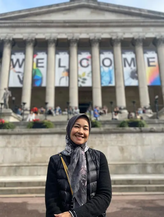 "Visiting @namiradjani’s campus @ucl on her first day kuliah.  Very nice campus di tengah kota." Tulis arohali sebagai caption dalam foto  yang diunggah pada 2 Oktober.  [Instagram/arohali]