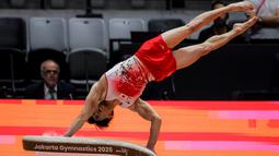 Pesenam Jepang, Daiki Hashimoto beraksi pada nomor meja lompat pada final All-Around Kejuaraan Dunia Gimnastik 2025 di Indonesia Arena, Senayan, Jakarta, Rabu (22/10/2025). (Bola.com/Bagaskara Lazuardi)