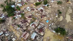 Berdasar informasi dari data bencana hidrometeologi siklon tropis senyar yang dikeluarkan Badan Penanggulangan Bencana Daerah (BPBD) Kabupaten Aceh Tamiang pada Kamis (4/12) malam, setidaknya terdapat 2.698 rumah warga di Kabupaten Aceh Tamiang yang mengalami kerusakan parah. Tampak foto udara yang diambil menggunakan drone ini menunjukkan wilayah yang terdampak banjir bandang di Aceh Tamiang, Pulau Sumatra, Kamis 4 Desember 2025. (AP Photo/Binsar Bakkara)