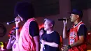 Lagu hitz dari Iwa K feat T-FIVE membuat para penonton konser bergoyang mengikuti irama beat dan nuansa rapper. (Adrian Putra/Bintang.com)
