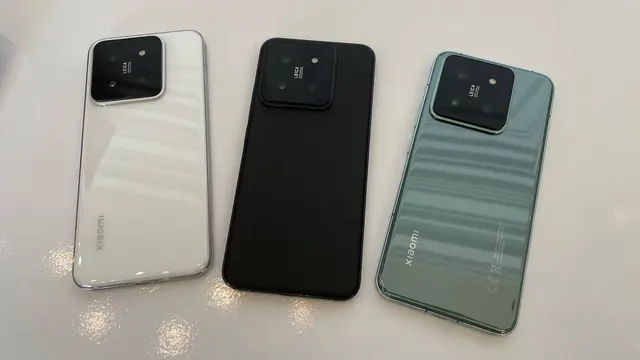 Xiaomi 14, HP Flagship Xiaomi terbaru yang hadir dalam tiga opsi warna yakni White, Black, dan Jade Green.