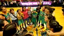 Pebasket putri Surabaya Fever berpelukan usai menumbangkan Sahabat Wisma Sehati Semarang (65-53) di final WNBL Championship 2015 yang berlangsung di Hall A Senayan, Jakarta, Jumat (8/5/2015). (Liputan6.com/Helmi Fithriansyah)