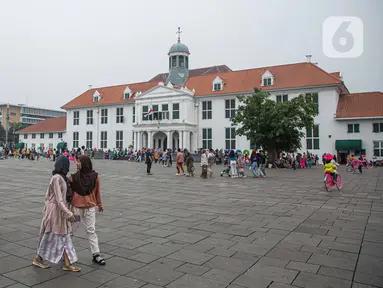 Sejumlah warga berlibur mengunjungi Kota Tua, Jakarta, Selasa (26/12/2023). (Liputan6.com/Faizal Fanani)