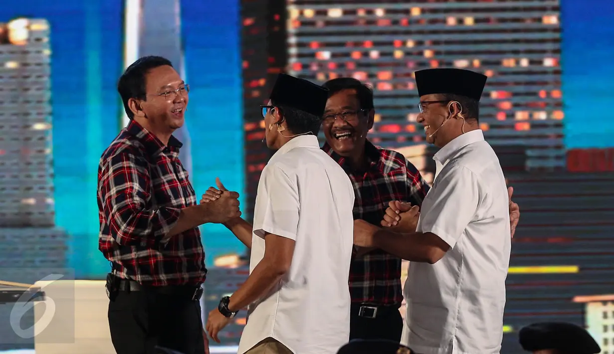 Paslon nomor urut 2 bersalaman dengan Paslon nomor urut 3 usai Debat Pilgub DKI 2017 putaran kedua, Jakarta, Jumat (27/1). (Liputan6.com/Faizal Fanani)