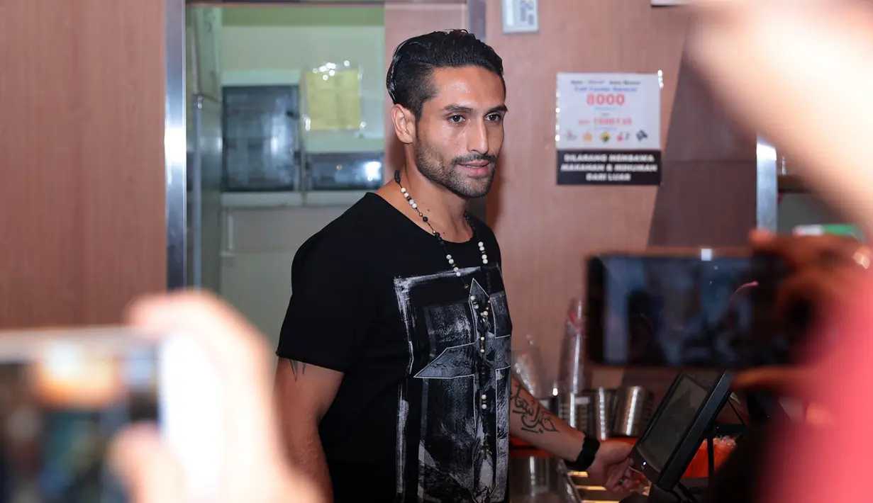 Para sahabat yang datang terus berganti memantau perkembangan Julia Perez. Begitu juga mantan suami Jupe Gaston Castano terlihat hadir di RSCM. Kehadiran pesepakbola asal Argentina itu mengagetkan para wartawan. (Deki Prayoga/Bintang.com)