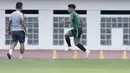 Pemain Timnas Indonesia, Andik Vermansah, melompat saat latihan di Stadion Wibawa Mukti, Jawa Barat, Sabtu (3/11). Latihan ini persiapan jelang Piala AFF 2018. (Bola.com/M Iqbal Ichsan)