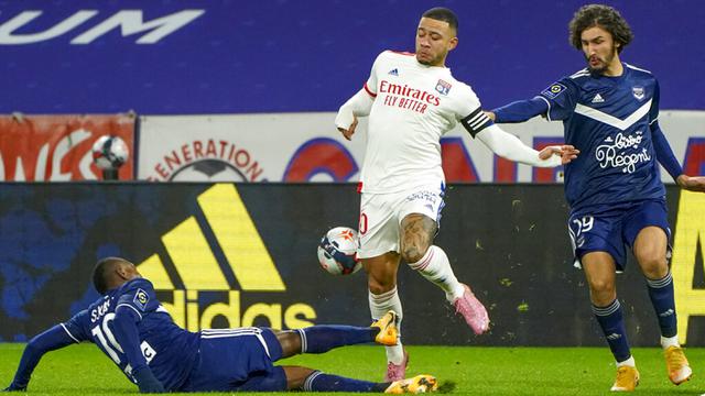 FOTO: Tekuk Bordeaux, Lyon Gantikan PSG dari Puncak Klasemen Liga Prancis