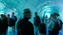 Wisatawan mengunjungi sebuah gua es yang dikenal dengan "La Grotte de Glace", di gletser Mer de Glace (Lautan Es) di Chamonix-Mont-Blanc, Pegunungan Alpen Prancis, Jumat (19/7/2019). Gua yang berada di lereng Mont Blanc ini memiliki panjang 7 km dengan kedalaman 200 meter. (PHILIPPE DESMAZES/AFP)