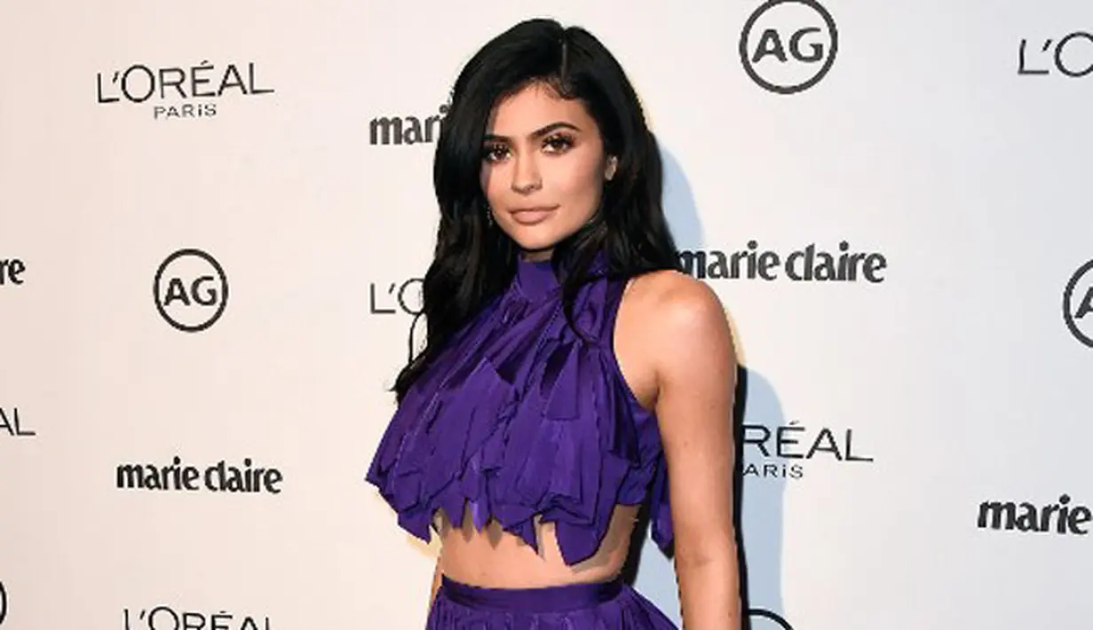 Sumber juga mengatakan bahwa Kylie masih mencintai Tyga dan menjadi hal yang sulit bagi Kylie untuk melupakannya. Pasalnya, hingga saat ini dikabarkan Kylie masih terus memberikan perhatian untuknya. (AFP/FRAZER HARRISON / GETTY IMAGES NORTH AMERICA)